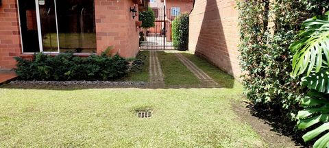 Spectacular 3-level house, on the first level, open integral kitchen, internal patio with laundry area, social bathroom, service bedroom with bathroom, dining room with fireplace, linear uncovered garage for 2 cars, terrace and large green area with ...