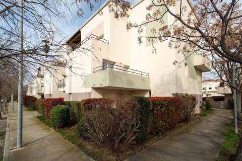 Situé dans la station balnéaire du Grau-du-Roi, ce lumineux appartement T2 avec canapé-lit peut accueillir confortablement jusqu'à 4 personnes. Idéal pour les petites familles, il dispose du Wi-Fi, d'une télévision, d'une piscine commune, d'une salle...