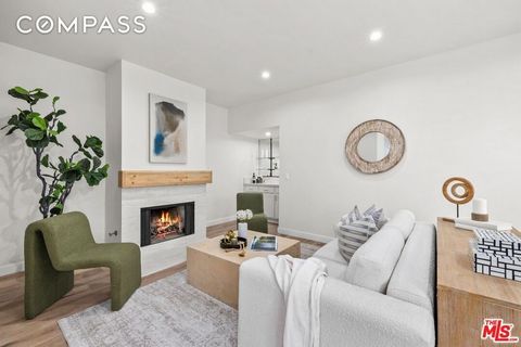 Il s’agit d’une fabuleuse maison de ville de première qualité avec vue sur la cime des arbres, située à l’écart de la rue dans un complexe souhaitable avec un aménagement paysager bien entretenu. Conçu avec le divertissement à l’esprit, le salon comp...