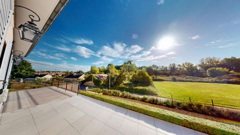 Cette maison propose 120 m² habitables répartis sur deux niveaux, avec un sous-sol total et des espaces extérieurs. Rez-de-chaussée (niveau de plain-pied) : Un salon et une salle à manger avec insert Une cuisine indépendante, équipée Deux chambres Sa...