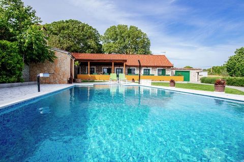 Situé à Kakma, cette belle maison de vacances dispose de 2 chambres à coucher pour 6 personnes. Idéal pour des amis ou des familles, vous pourrez vous rafraîchir la piscine à l'infini et accéder à une connexion Wi-Fi gratuite ici.