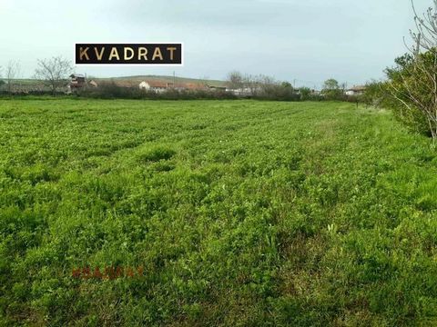 L'agenzia Kvadrat propone in vendita una forma regolare e senza spostamento con accesso tutto l'anno. Faccia su due strade. Elettricità, acqua!
