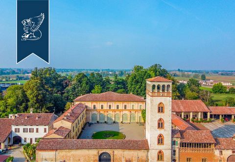 On the outskirts of Crema, a few kilometres from Milan and Lombardy's main airports, there is this stunning 17th-century estate with a park and pool for sale. Featuring a majestic panoramic tower, this property offers an enchanting 1.5-hectare p...
