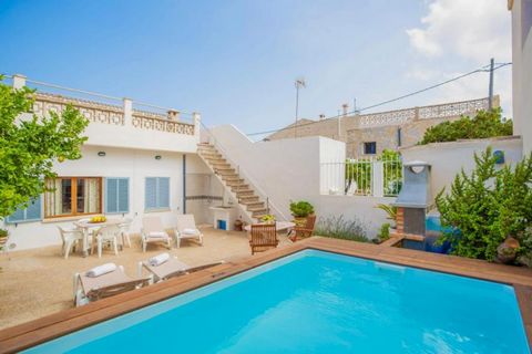Beautiful and cosy chalet only 100 meters away from the beach of Sa Marina, in Alcudia, welcomes 5 guests. Outside you can enjoy a dip in the 3 x 2 metre high chlorine pool with a depth of 0.9 metres. It is located in a very well used patio where you...