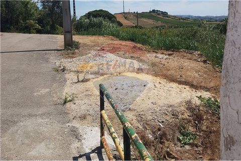 Description Rustic Land in the Legalization phase for urban Feasibility of construction Land with 2040m², inserted in a very quiet area, close to transport, café, restaurant, public swimming pools, sports pavilion and schools. 12 km from the centre o...