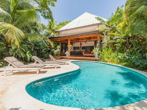 Profitez de votre propre oasis privée avec Villa Modelo à Playa Pelada Vous rêvez d’une retraite luxueuse au cœur de la magnifique Playa Pelada du Costa Rica? Ne cherchez pas plus loin que Villa Modelo - une villa de luxe à couper le souffle de 3 cha...