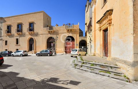 CASARANO - LECCE - SALENTO In the historic center of Casarano, more precisely in Piazza San Pietro, we are delighted to offer for sale the a part of the ancient 