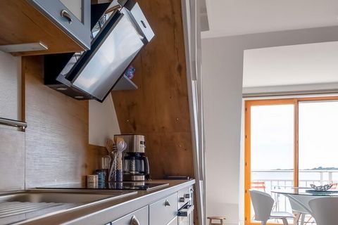 This comfortable and tastefully furnished duplex house is located on the 2nd floor of a quiet residence. It overlooks the oyster beds of Saint-Vaast-la-Hougue and the island of Tatihou. This apartment is ideal for holidays with your partner or family...