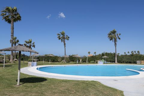 Welcome to this wonderful house located very close to Zahara de los Atunes, where 10 guests will find their second home. The exteriors of the property are ideal to enjoy the southern climate. In the beautiful communal gardens you will find a large sh...