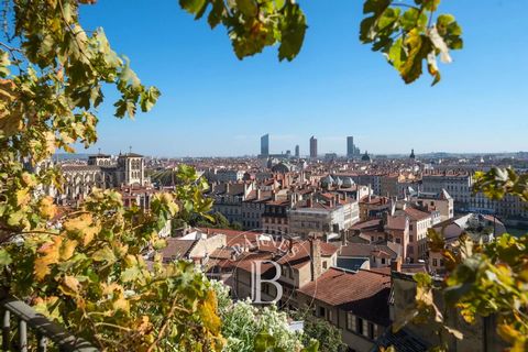 EXCLUSIVE OFFER - SAINT-JEAN. In a haven of peace, in the heart of Lyon, we offer this beautiful house dating from 1890, with a total floor area of 333 sqm, built on three levels in a sought after and rare place. The gardens, on each side of the hous...