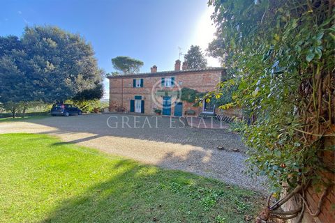 Rustic brick country house of 225 sqm in Foiano della Chiana, Arezzo, with a total of 5 bedrooms, 5 bathrooms, 2.2 ha of land, garage, lemon house and woodshed. At a short distance from the characteristic town of Foiano della Chiana, we find for sale...