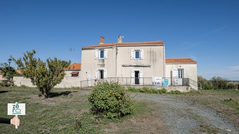 Zeropourcent offers you in the heart of Puyravault, a village in the south of the Vendée, only 15 minutes from Luçon, 30 minutes from La Rochelle and the beaches of the Vendée. This village house of 120 m2 composed on the ground floor of a separate k...