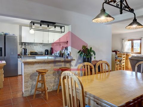 Single storey house located about 10 minutes from Caldas da Rainha, with excellent sun exposure and independent entrances. Comprising three bedrooms, dining room and kitchen in an open-space concept, living room with stove and bathroom. The kitchen i...