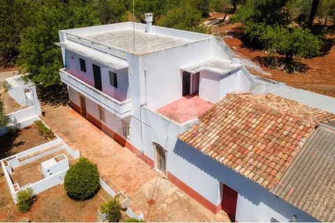 Algarvian House  located just 6 km from the city of Loulé in a quiet area. This property has enormous potential for  Rural Tourism , or for self habitation with 218m2 of construction area and about  13 hectares of land . It comes with a  cistern, a b...