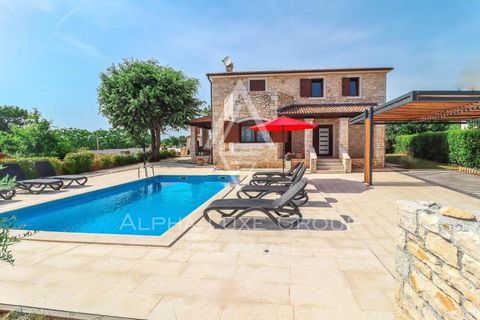 Istria, Sveti Lovreč - Luxurious villa with pool in idyllic setting Experience the allure of Istrian living in Sveti Lovreč, a region famed for its medieval charm and proximity to the Adriatic coast. Here, a luxurious villa in a quaint village near S...
