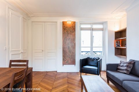 Located in the St Suplice/St Germain-des-Pres area 200m from the Luxembourg Gardens with its fountains, tennis courts and jogging routes. The bright, quiet tastefully decorated accomodation is on the 5th floor of the inner courtyard of a 19th century...