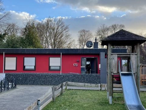 110 sqm bungalow, Cologne northwest, 3 rooms with sleeping up to 6 people, open kitchen-living room, fireplace, hallway, bathroom with tub, sun terrace, bar in the basement, quiet residential area. Barrier-free, 110 sqm bungalow, open kitchen with sp...