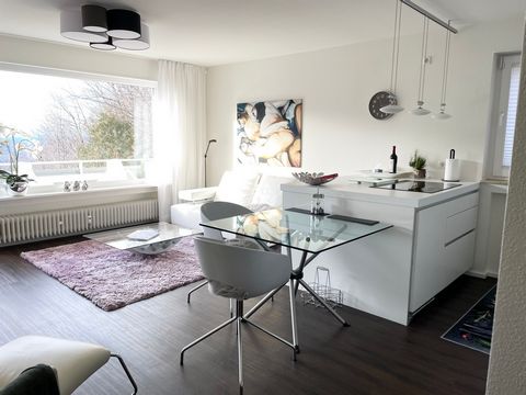 The modern furnished apartment with approx. 65m2 is located on the so-called sun terrace of Baden-Baden. Just below the castle ruins of Ebersteinburg and directly at the forest with a gigantic view of the Rhine plain. High-quality equipped with Bauha...