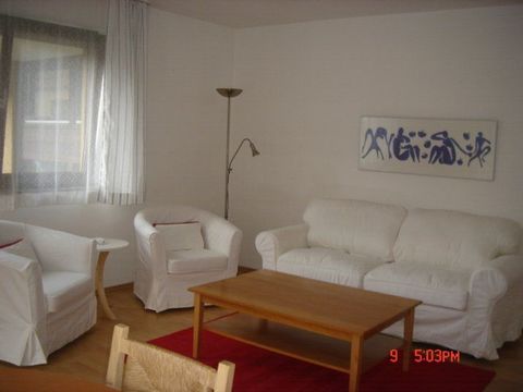 One bedroom flat, located in Erlangen Centre but very quiet. 5 to 10 minutes walking distance to train station, public transport and shopping center. Supermarket in the same compound , all other supplies near by. This flat is fully furnished with pot...