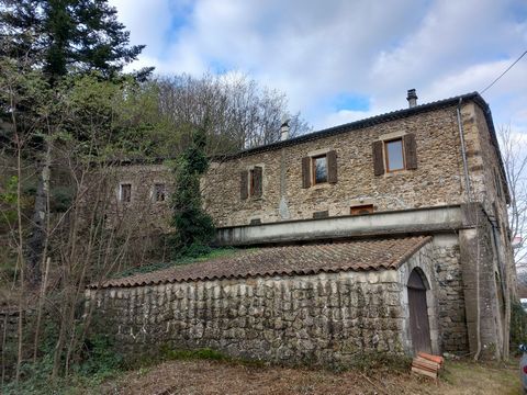 Stone house with 3 hectares of land (only 2000m² is flat), in a natural area. Exclusively, 10 minutes from the center of Aubenas, amenities 2 minutes away. Beautiful stone house on the edge of RN102. It is currently made up of two apartments (167m² a...