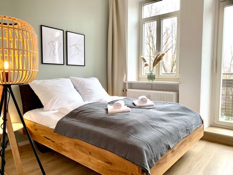 Welcome to our stylish and newly renovated apartment, which offers you everything for a great short or long-term stay in Augsburg: → 1 living room/bedroom with double bed, Smart TV and dining or work area → Up to 2 people → Balcony overlooking the co...