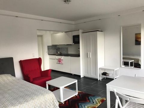 1-room apartment approx. 32 sqm, very bright, fully furnished and as good as new. 6 sqm balcony, 1st floor (end floor), external blinds, parking, large garden. EBK with refrigerator, dishwasher, microwave, kitchenette, coffee machine, kettle, dishes ...
