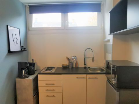 The nice 1-room flat with approx. 30 sqm living space is located in the beautiful Münster district of Roxel. It has been freshly renovated. The bathroom is completely new and has a large shower. The flat is located on the ground floor/high ground flo...