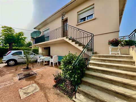 Ref. 4155 IDEAL INVESTOR! Sainte-Livrade sur Lot sector, come and discover this pleasant house of 84.98m2 on a wooded plot of 594m2. Inside, you will find on the first floor, an entrance leading to a living/dining room of approximately 31.20 m2, a se...