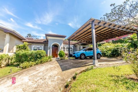 ID# 116992. Beautiful contemporary house for sale in La Guácima, Alajuela, Posada del Río condominium. 459.58 sqm construction, 719.91 sqm construction, 3 bedrooms, 3.5 bathrooms, US$480.000. Welcome to contemporary elegance personified in this stunn...