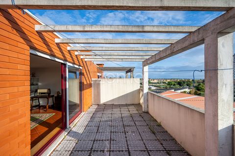 Identificação do imóvel: ZMPT558875 4 Bedroom townhouse, with sea views, solarium/terrace and garden, with two fronts, east and west orientation, located in Areosa, about 5 minutes from Viana do Castelo and less than 1km from the beach, in a resident...