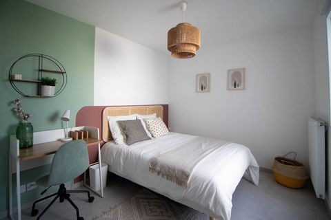 We offer this cosy 12 m² room in Villeurbanne. It is located in a 136 m² flat a stone's throw from the A metro line and the local shops. It has two areas: a sleeping area and a work area decorated in warm brown and emerald green. You'll also find an ...