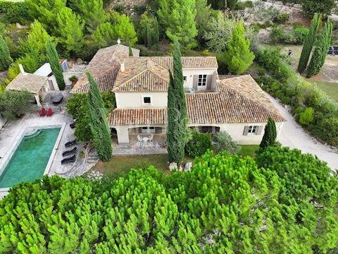 Bastide-style villa near the center of Maussane, within walking distance. The recently constructed house, in a Mediterranean style with its numerous shaded terraces and lovely flowering patio, is located in a quiet residential area 10 minutes' walk f...