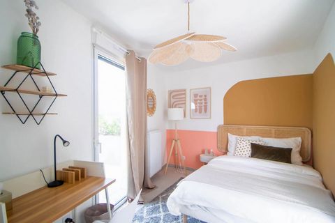 Discover this 12 m² room for rent just outside Lyon, in a 147 m² coliving flat. Located near public transport and just a few minutes' walk from local shops, this room is delicately decorated in shades of salmon and linen. Rented fully equipped, it in...