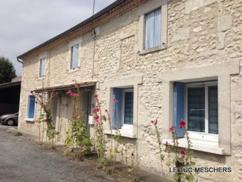 Semussac, a large town seven minutes from the beaches of Meschers sur Gironde, Saint Georges de Didonne, Royan and near Saujon. This farmhouse style real estate complex in local stone is made up of two independent parts. A first house of approx. 25 m...