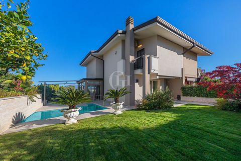Modern, totally independent semi-detached villa with private swimming pool and beautiful lake view. This property, unique in the real estate scene of Desenzano del Garda, is located only a few steps away from the centre of the village and the lakesid...