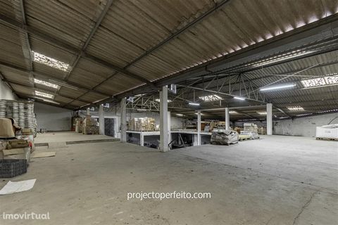 Warehouse for sale in Vergada - Santa Maria da Feira with 780 square meters of covered area, also having a use of half floor allowing an increase of the useful storage area. Well located near the Picoto roundabout, with quick access to the motorway. ...