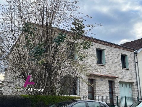 Located on a total plot of 215m2, this building under renovation offers beautiful volumes, a magnificent brightness and a breathtaking view of the Parc Gamenson. It consists of a large T2 of about 60m2 with balcony as well as a T3 of about 90m2 with ...