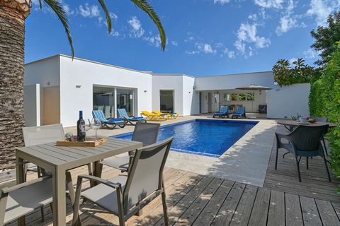 Villa moderna y confortable en Jávea, Alicante con piscina privada para 4 personas. La casa está situada en una zona costera, forestal y residencial. La casa tiene 2 dormitorios y 2 cuartos de baño. El alojamiento ofrece privacidad y un jardín con gr...