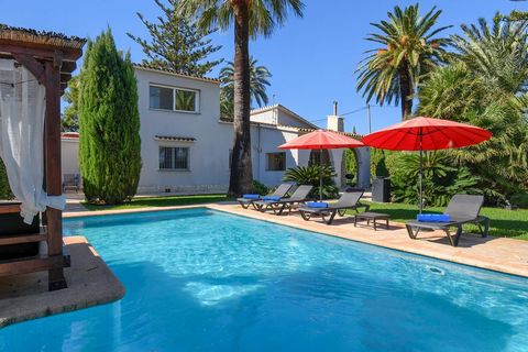 Belle villa confortable avec piscine privée à Denia, sur la Costa Blanca, Espagne pour 8 personnes. La maison de vacances est située dans une région balnéaire, rurale et résidentielle, près de restaurants et bars, à 500 m de la plage de Las Marinas, ...