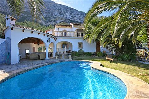 Villa merveilleuse et confortable avec piscine privée à Denia, sur la Costa Blanca, Espagne pour 4 personnes. La maison de vacances est située dans une région balnéaire et résidentielle, à 3 km de la plage de Las Marinas, Denia et à 5 km de Javea. La...