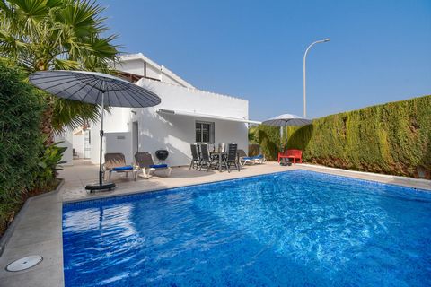 Belle maison confortable avec piscine privée à Denia, Costa Blanca, Espagne pour 6 personnes. La maison de vacances est située dans une région balnéaire et résidentielle, près de restaurants et bars, à 500 m de la plage de Playa L'Almadrava et à 0,5 ...