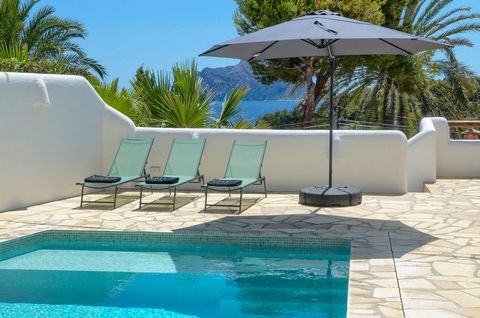 Casa de vacaciones bonita y confortable en Benissa, en la Costa Blanca, España con piscina privada para 10 personas. La casa está situada en una zona residencial de playa, cerca de restaurantes, bares y supermercados, a 1 km de la playa de Cala Balad...