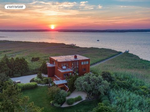 Dieses moderne Haus befindet sich in einer der exklusivsten Enklaven am Wasser in den Hamptons und liegt auf einem 1,7 Hektar großen Grundstück und bietet einen unglaublichen Blick auf die Bucht und das Meer! Auf der anderen Straßenseite zum Meer, di...