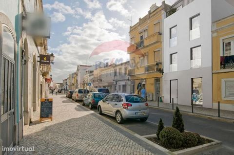 Project Approved in ARU Zone with all the inherent tax benefits, with reduction / exemption of fees, access to subsidized credit through the EU.   It is a building in the center of the historic area of Seixal, with 300 m2 of gross construction area, ...