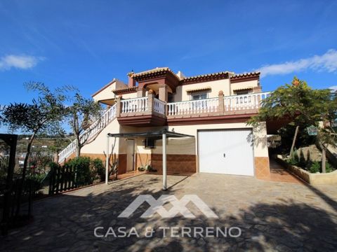 Prachtige villa met uitzicht op zee in Algarrobo Costa. Deze woning is verdeeld in twee verdiepingen, de hoofdverdieping heeft een woon-eetkamer met toegang tot een terras, een aparte keuken, ook met toegang tot buiten, er zijn drie slaapkamers met i...