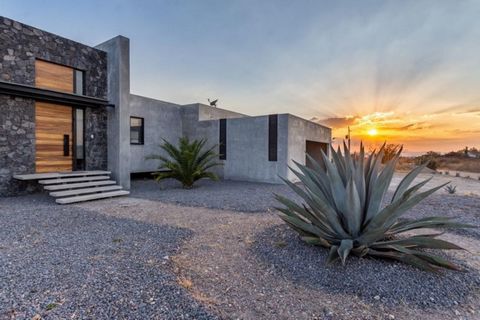 Nestled in a quiet and beautiful place “Lagunita Residencial Campestre” just 1 kilometer from La Luciérnaga shopping center and facing Los Picachos is this bright contemporary-style house on one level with spectacular views and surrounded by an exten...