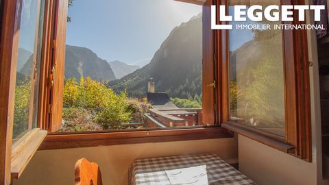 A24755SLE73 - Located in the heart of an exceptional mountain environment, this charming flat offers a unique opportunity for ski and mountain lovers. Nestled on the top floor of a small three-storey residence, this property offers remarkable potenti...
