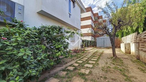 Lucas Fox presents this house to renovate, ideal as an investment, which is located in the Ribes Roges area, close to shops and amenities and just a few minutes walk from the beach. The property has an area of 265 m², distributed over two floors on a...
