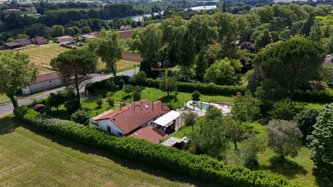 NIEUWE EXCLUSIVITEIT LA TRIBUNE DE L'IMMOBILIER Kom en ontdek dit huis op 10 minuten van het O'Green-gebied! U kunt genieten van een grote en zeer aangename tuin van meer dan 5000 m2 met een zwembad. Het huis heeft woonkamers op hetzelfde niveau: dri...