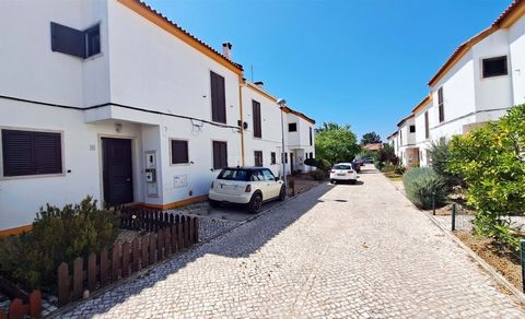 Quer morar no coração de Azeitão? Tenho a moradia certa para si! Esta Vila, dotada de tradição é visitada por muitos, tendo-se tornado nos últimos tempos num dos locais de paragem obrigatória do concelho de Setúbal. Fantástica moradia em banda numa d...